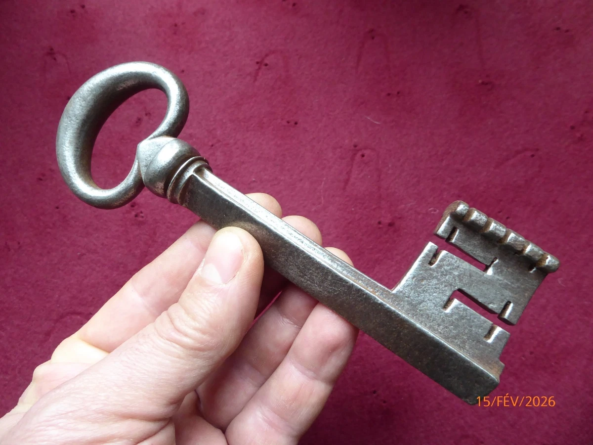 ANCIEN PETIT CADENAS en Fer - Vintage - L4,5cm EUR 10,00 - FR