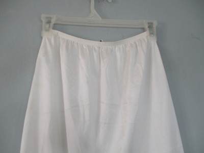 Slip en coton blanc uni avec une coupe ouvert