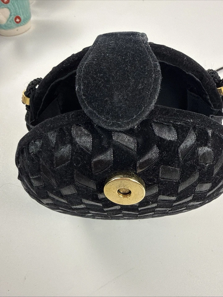 Mini bolso sin asas La Regale de terciopelo negro redondo de noche Foto 2 de 4