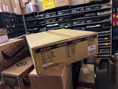 Akai Professional MPC XL Standalone Music Production Center / Pads  ARMENS