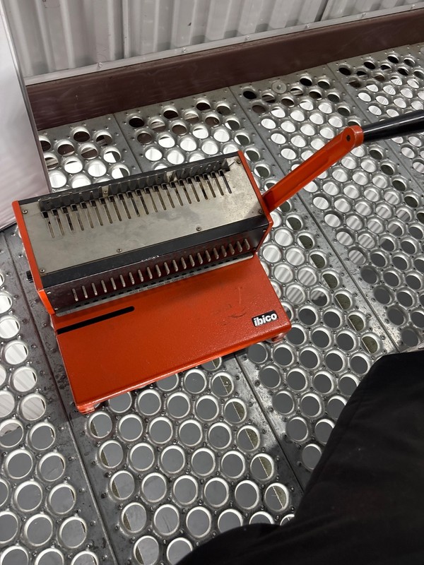IBICO AG Seestrasse 346 CH-8038 Zurich A4-PB Comb Binding Machine * TESTED!