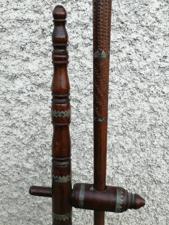 Ancienne QUENOUILLE + SUPPORT chablais art populair savoie INCRUSTATION ETAIN - Photo 2/4