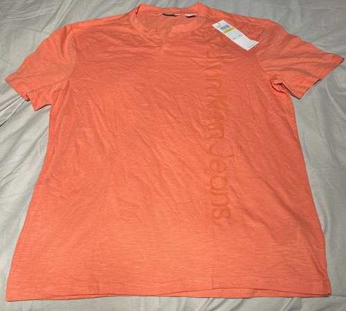 Calvin Klein Porcelain Rose Medium V Neck T Shirt Men Peach Vertical Sellout - 第 1/3 張圖片