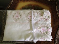 festive embroidered tablecloth on the table, five napkins, size 54-72.delayed in