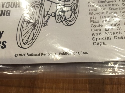 RARE MINT '74 SEALED VINTAGE SUPER FRIENDS BATMAN CYCLE SAFETY BIKE FLAG & CLIPS - Picture 5 of 6