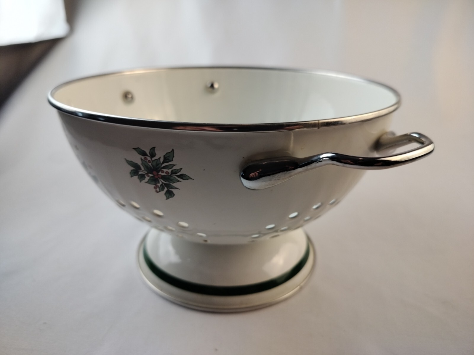 NIKKO Colander HAPPY HOLIDAYS 3 Quart NEVER USED Christmas Strainer (3c)