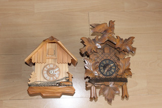 2 Schwarzwälder Kuckucksuhren aus Holz mechanisch für Bastler