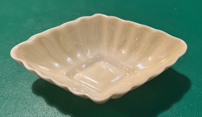 Belleek gerippt Rautenform klein 3,5 Zoll Schmuckschale 6. Mark 1965/80 (34)