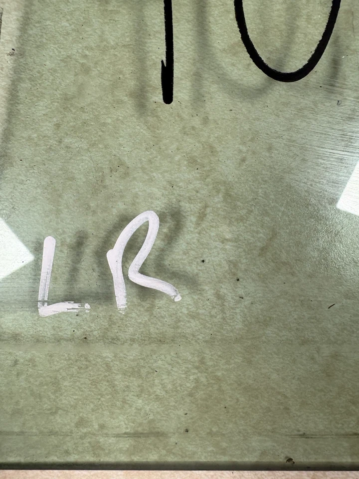 Hyundai Genesis 2009-2014 sedán OEM lado del conductor cuarto de ventilación trasero vidrio 11 12 13 Foto 3 de 4