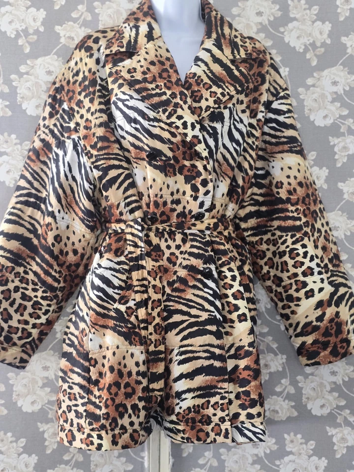 Abrigo informal Corner Annex Fuda para mujer talla mediana 100 % seda con cinturón de corbata.       Foto 4 de 4