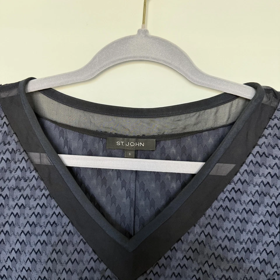 Blusa St. John para mujer pequeña azul marino negra cuello en V sin mangas ribete de seda texturizada Foto 2 de 4