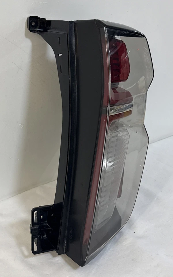 Luz trasera derecha halógena LED OEM 2021-2024 Chevrolet Tahoe/Suburban Foto 4 de 4