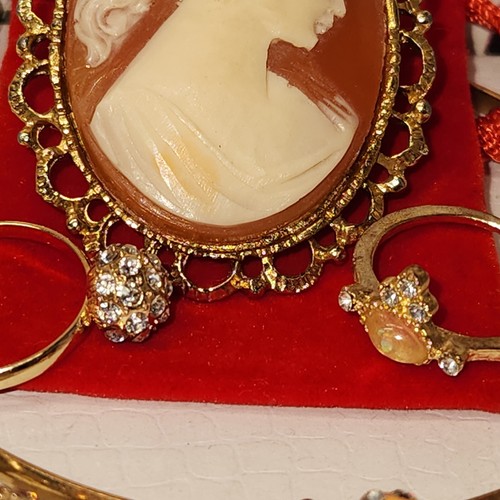 #2397, LOTE VICTORIANO DE 5 ARTÍCULOS, CAMAFEO, ANILLOS, PULSERA, COLLAR. - Imagen 3 de 6