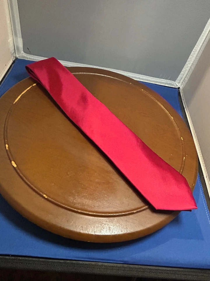 Gravata Van Heusen Studio vermelha masculina 100% seda Power Tie sólida - Imagem 2 de 4