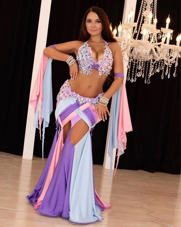 Disfraz de danza del vientre con estrás hecho a pedido: sirena púrpura alta costura Foto 2 de 4