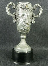 Antica coppa in PELTRO con piedistallo dettagli floreali trofeo vintage d'epoca