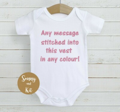 Personalisierter Babyweste Body, bestickte Kleidung, Unisex-Geschenk, jede Formulierung