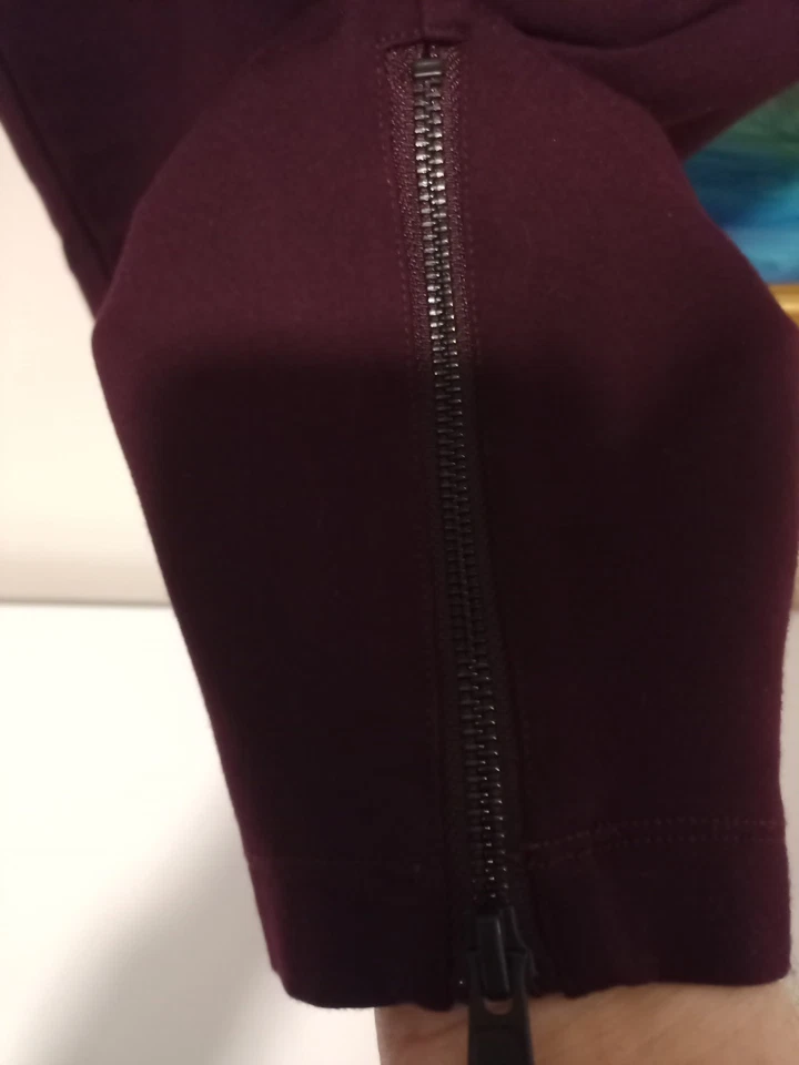 Pantalones Ponte Universal Estándar Moro Bolsillo Firma con Cremalleras en Vino Tinto Talla M Foto 3 de 4