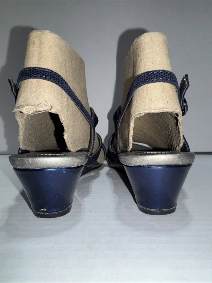 Sandálias femininas Bandolino azul marinho glitter com salto cunha metálico tamanho 8M - Imagem 4 de 4