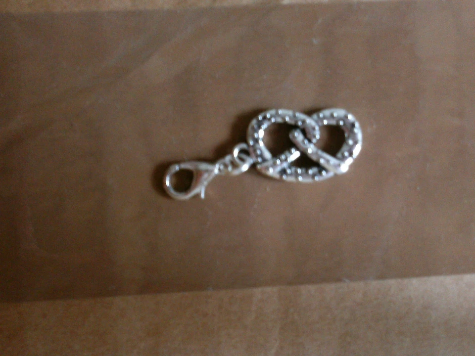 1 Anhänger Brezen, Brezl, Brezel,  Tracht  mit karabininer silberfarben (11949)