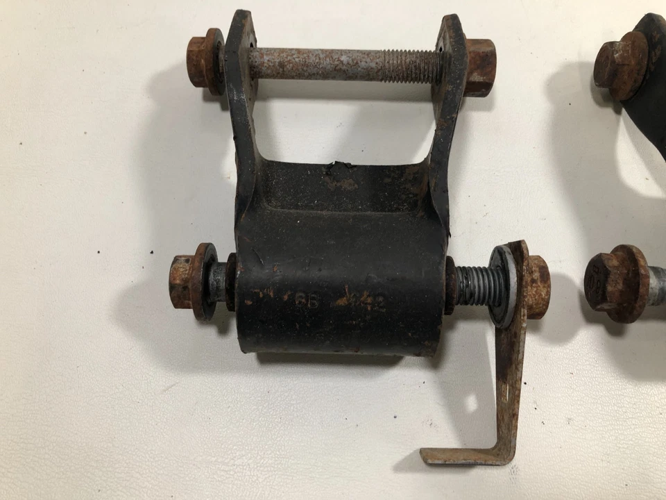 Grillete y pernos hoja trasera Ford F250 F350 Super Duty 1999-2007 Foto 3 de 4