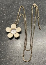 MARC BY MARC JACOBS GOLD TONE WHITE ENAMEL DAISY PENDANT NECKLACE WATCH MBM7029 