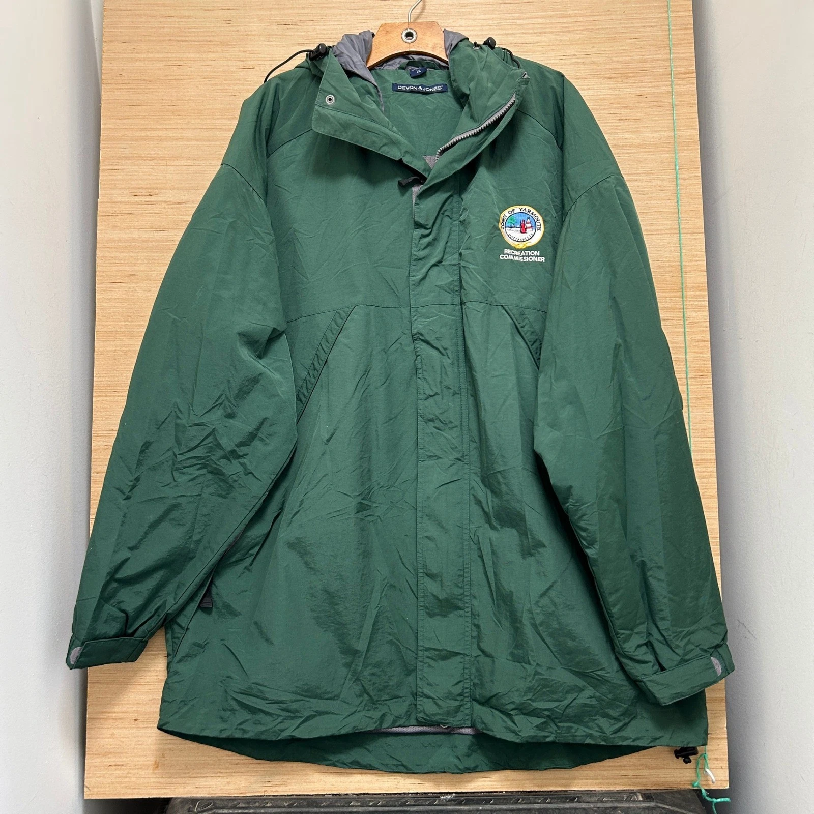 Devon & Jones Mens XL Green Hooded Rain Jacket Windbreaker Yarmouth Embroidered - product detail image 1