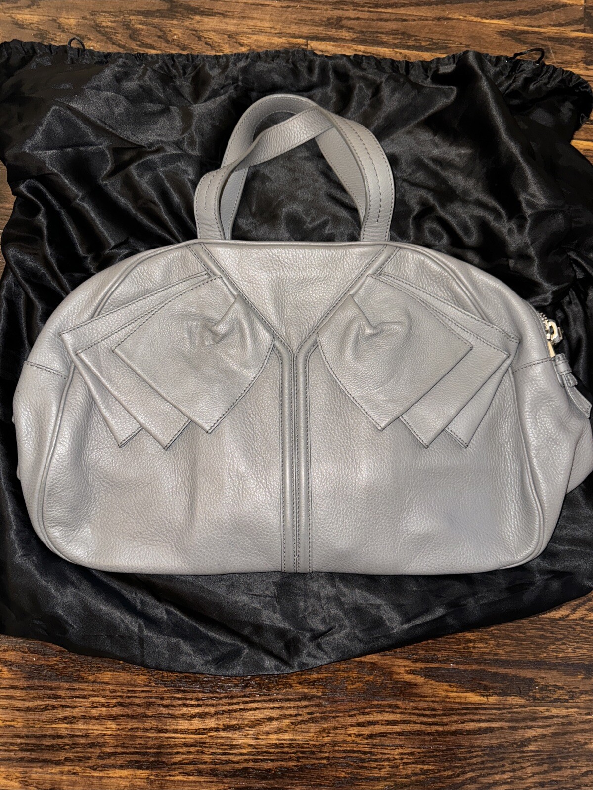 Borsa grande da donna Yves Saint Laurent YSL in pelle grigia con fiocco Y