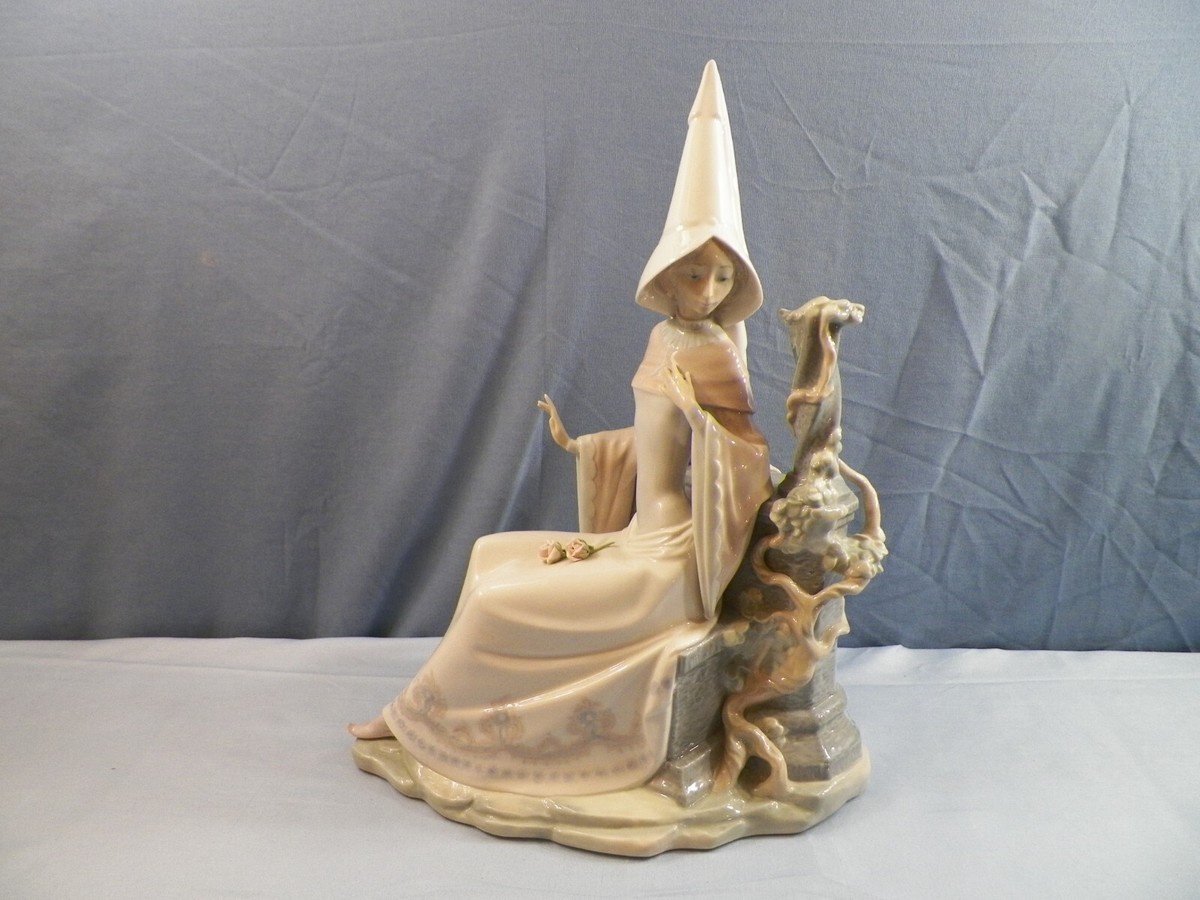 Large Lladro Porcelain Figurine #4928 Medieval Lady - Missing Rose