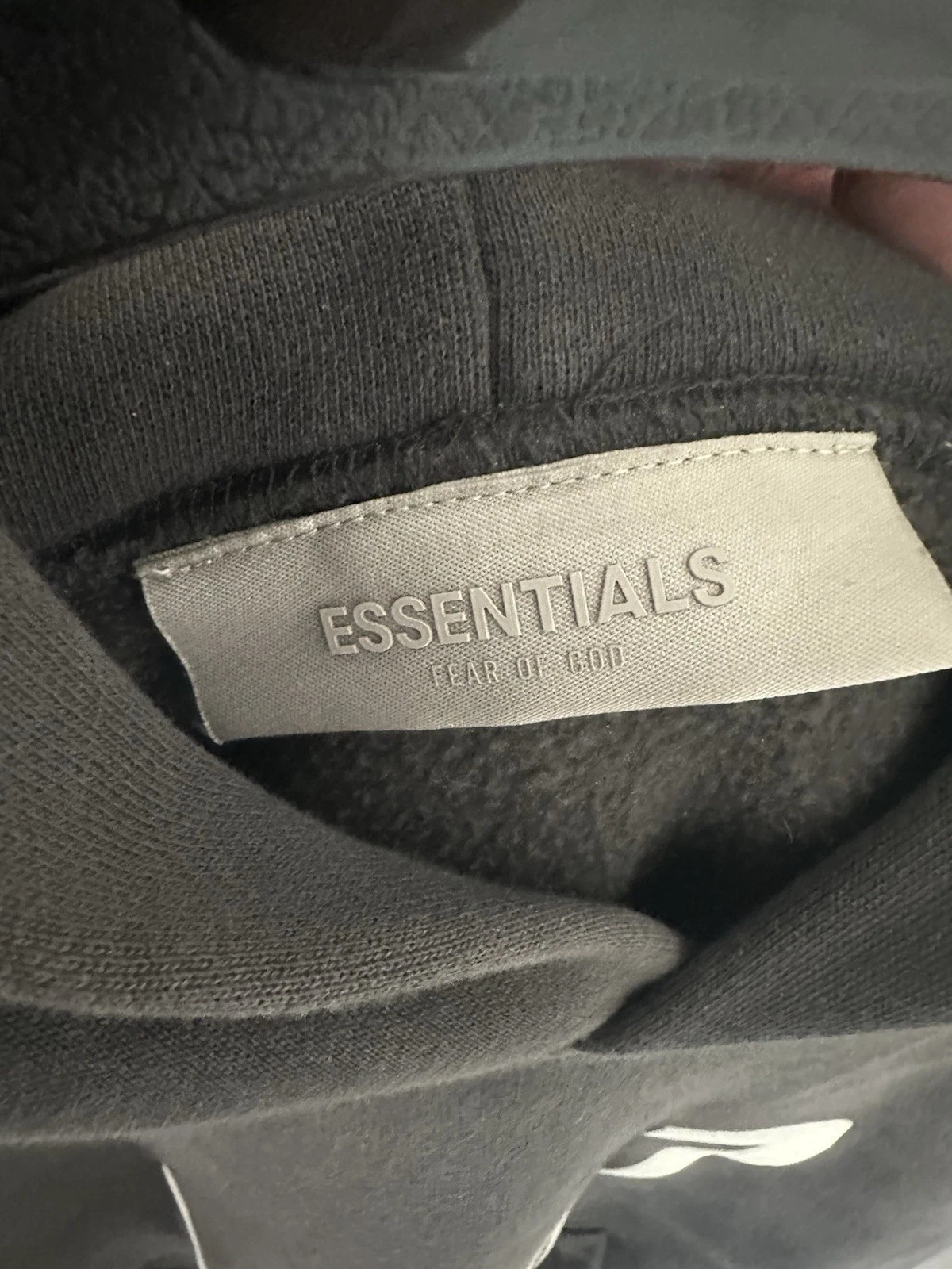 Felpa con cappuccio Essentials Fear Of God 1977 Iron indossata