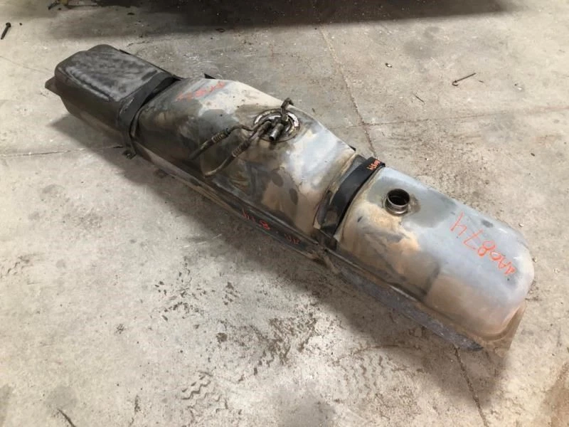 Camión usado 01 C3500HD Midship 22 galones tanque de combustible diésel eje I 28613 Foto 4 de 4