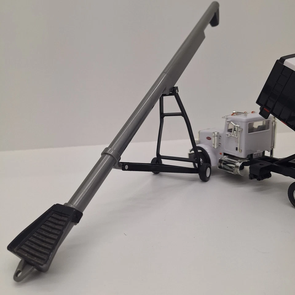 1/32nd Peterbilt Model 367 Straight Truck & Auger 46501 - Image 4 of 4