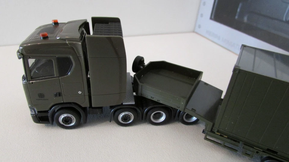 herpa Military SCANIA CS 20 ND 8x4 Tieflader mit Container, oliv, 1/87 - Bild 4 von 4