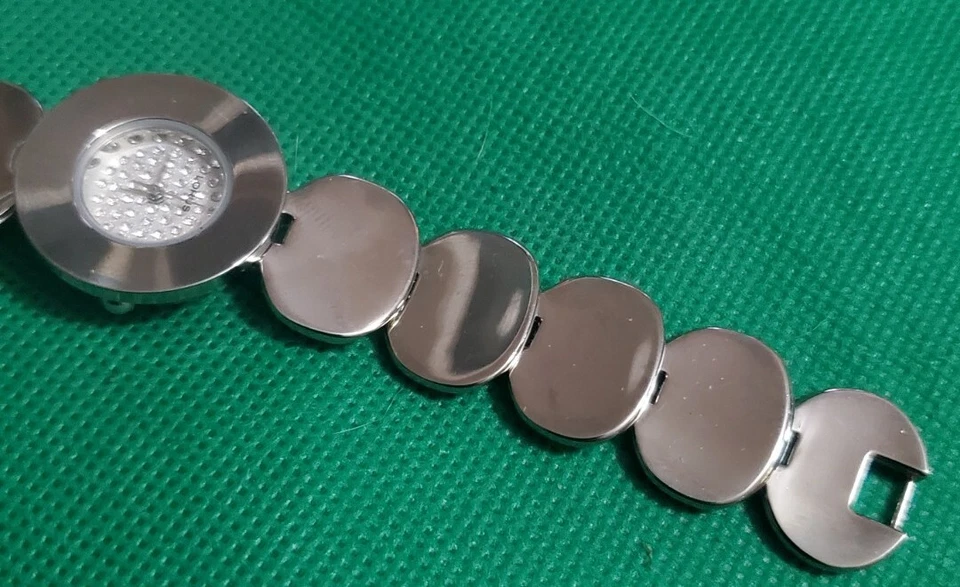 Reloj de disco plateado único Lorus para dama Foto 4 de 4