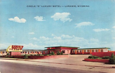 Laramie, Wyoming Postcard Circle ''S'' Luxury Motel Lincoln Hwy. c 1950s        D4