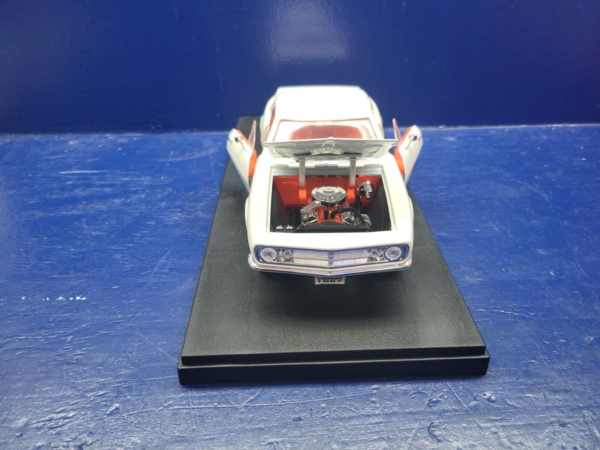 1/18ミニカー　CAMARO Z28 American Muscle 1967 Chevrolet Camaro Z/28 RS (MCACN) 1:18