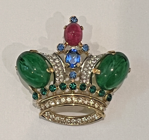 TRIFARI CROWN SIGNED FABULOUS JEWELED FAUX EMERALD & RUBY CABOCHON CROWN BROOCH - Imagen 5 de 7