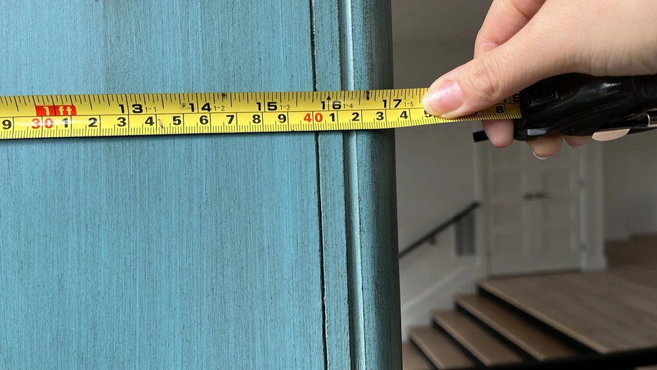 2 door, 2 drawer china hutch/cabinet w/2 inner glass shelves in moonstone blue - Image 4 of 4