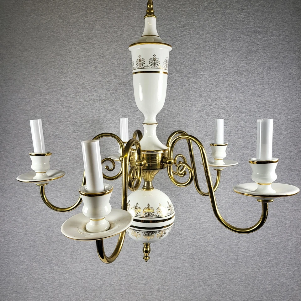 Lámpara de araña vintage Thomas Industries porcelana latón dorado y blanco de 5 brazos MCM Foto 2 de 4