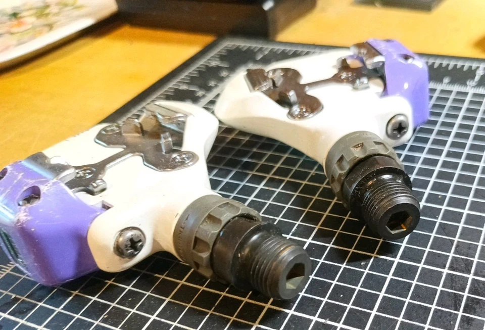 VINTAGE SHIMANO PD-A525 SPD CLIPLESS ROAD BIKE PEDALS - WHITE & PURPLE - Image 4 of 4