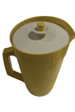 Tupperware 2 Quart Pitcher & Push Button Lid Yellow & White - Very Nice!
