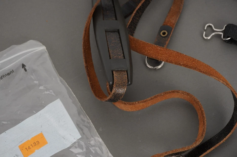 Lote de artículos Leica / Leitz, tapas, correas, estuche, buscador, etc. Foto 4 de 4