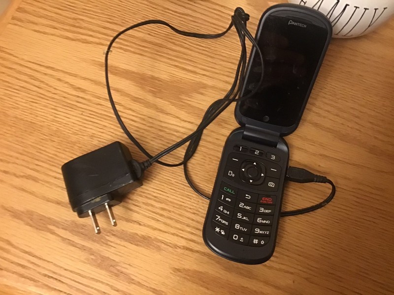 Vintage Pantech AT&T Flip Phone And Charger Breeze 4