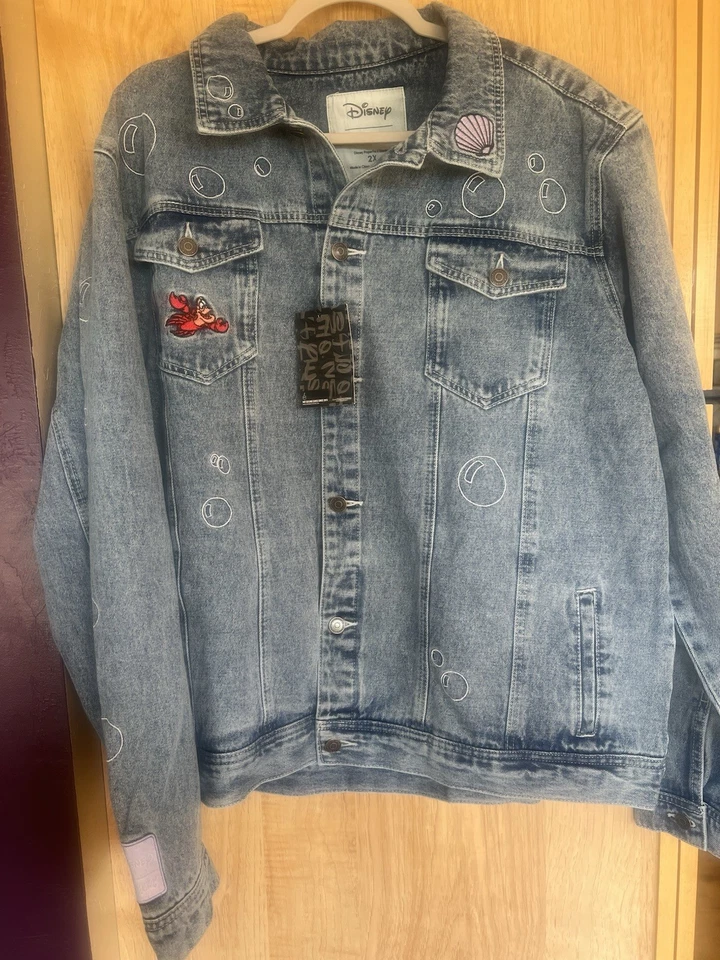 Chaqueta vaquera de mezclilla La Sirenita Cakeworthy 2025 de los parques de Disney talla 2XL Foto 3 de 4