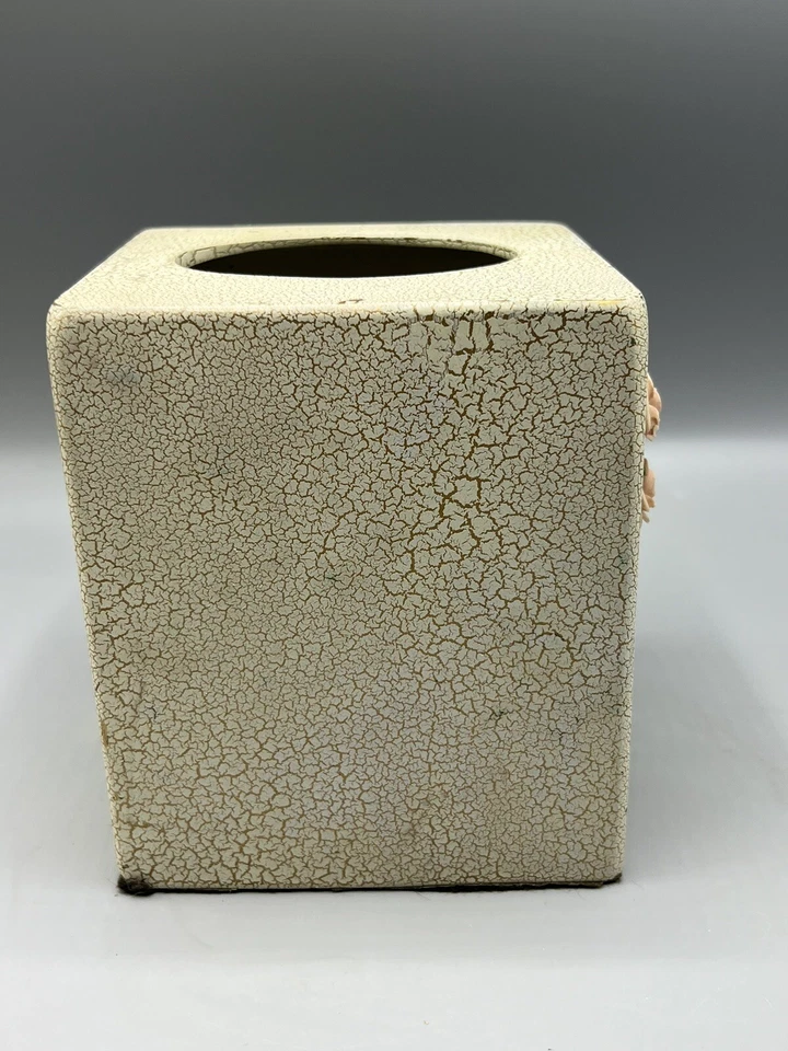 Caja de pañuelos Dezine vintage pintada a mano apliques rosas rosadas arco en cubos Foto 2 de 4