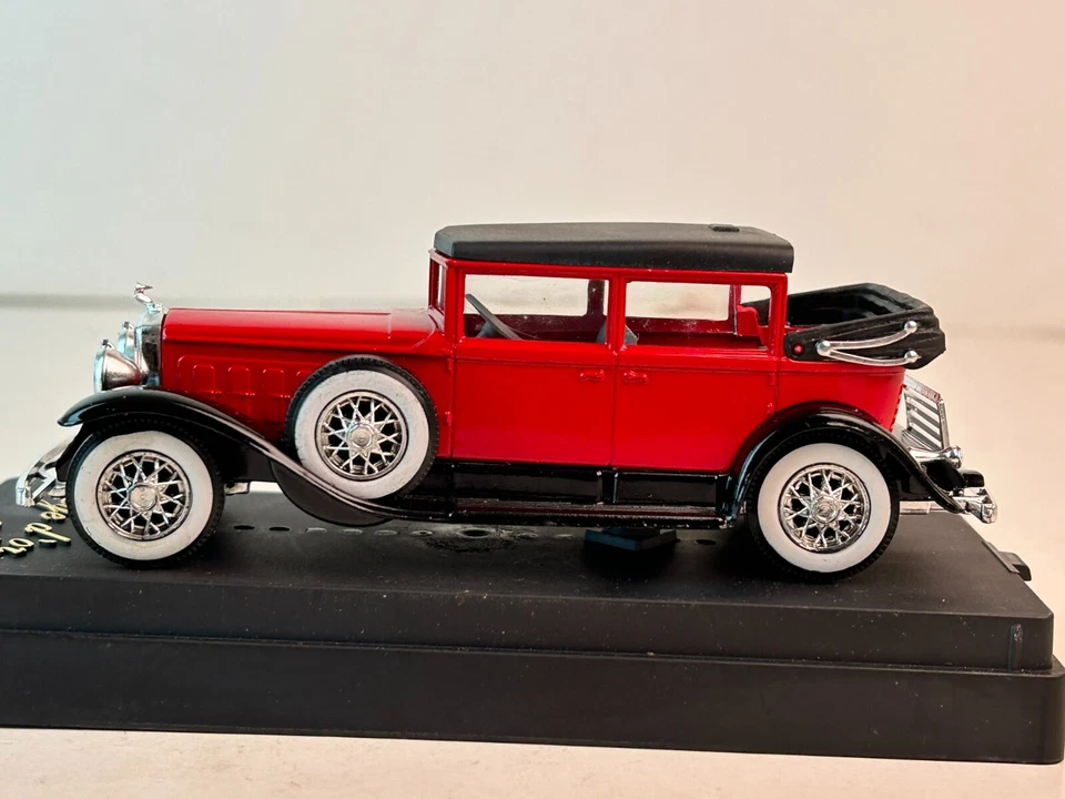 Solido #4085, 1931 Cadillac Model 452 Landaulet Sedan, Red - Image 4 of 4