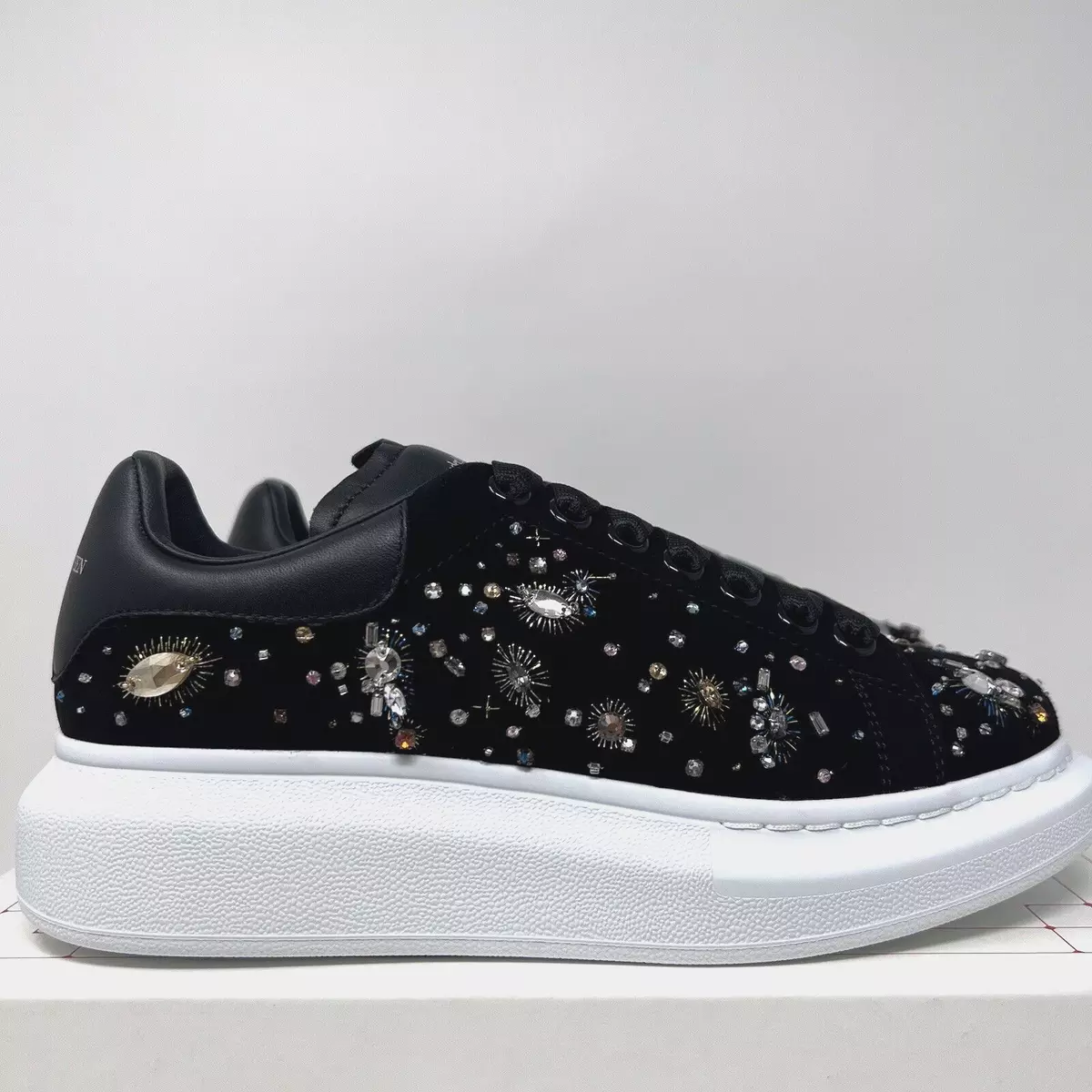 Alexander McQueen Larry Embellished Sneakers in White Leather ref.1044499 -  Joli Closet