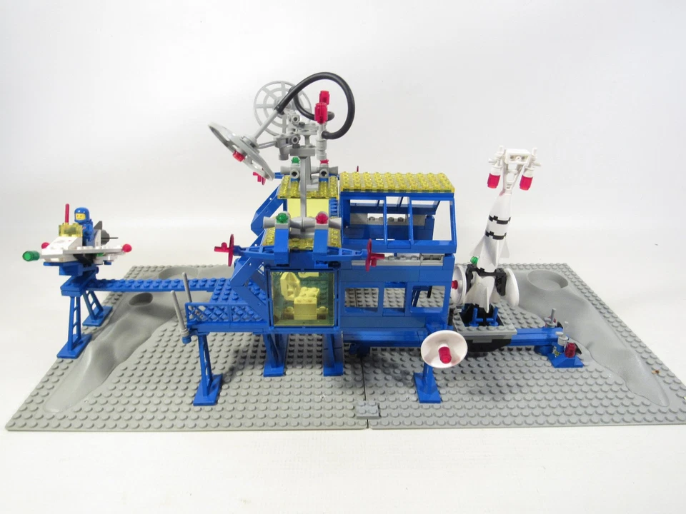 LEGO Classic Inter-Galactic Command Base (6971) 100% Complete w/ Instructions - Image 4 of 4