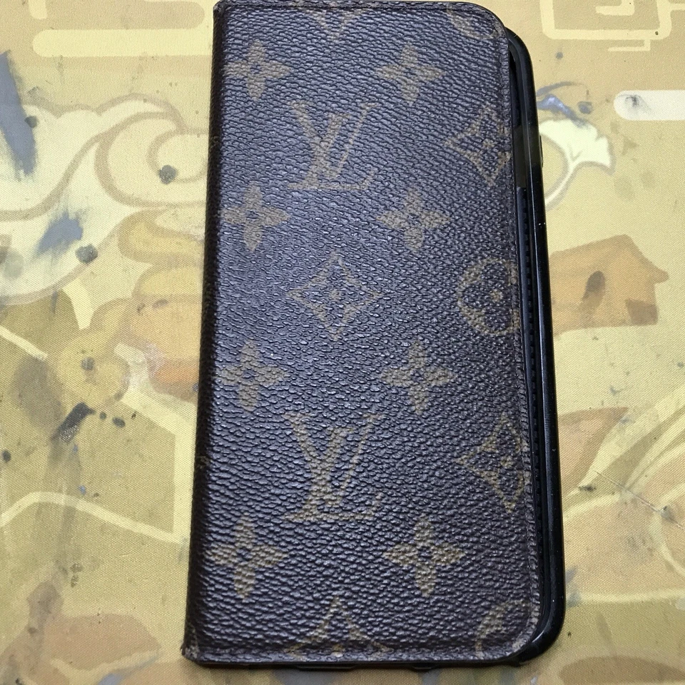 Funda Louis Vuitton con monograma para iPhone - Excelente Foto 3 de 4