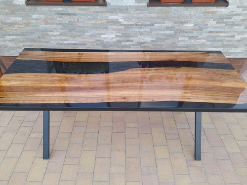 Walnut wood table with black epoxy resin - Foto 9 di 13